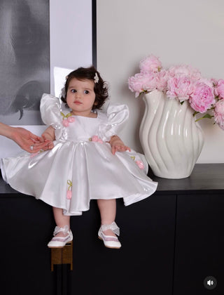 Juliette Beyaz Balon Kol Saten Organze Lale Aksesuarlı Elbise